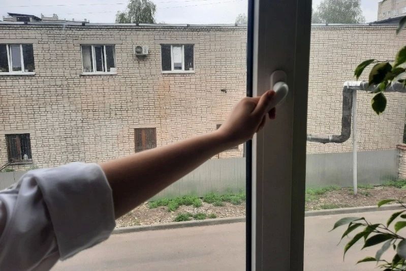 В Уварове пожилой мужчина выпал с балкона пятого этажа