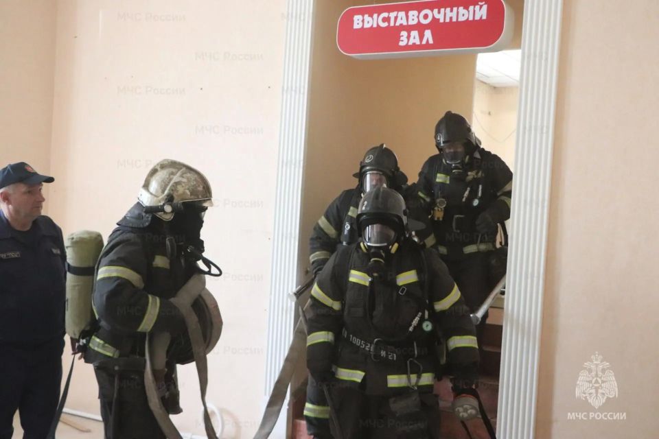 4 человек спасли на условном пожаре на мебельной фабрике 4 человек спасли на условном пожаре на мебельной фабрике