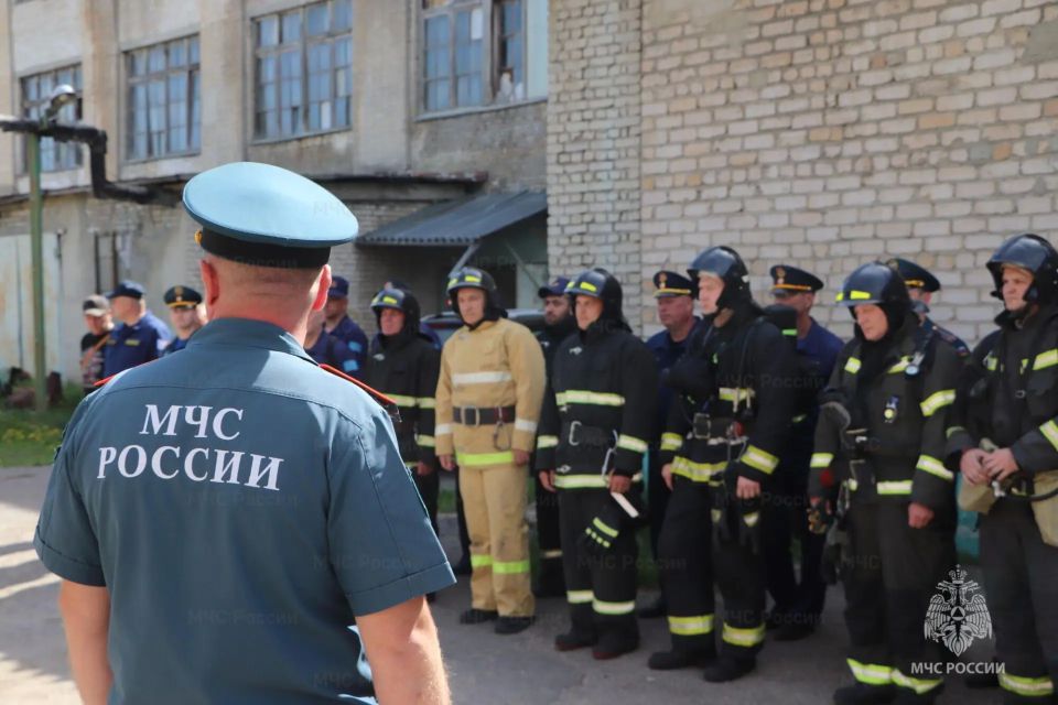 4 человек спасли на условном пожаре на мебельной фабрике 4 человек спасли на условном пожаре на мебельной фабрике