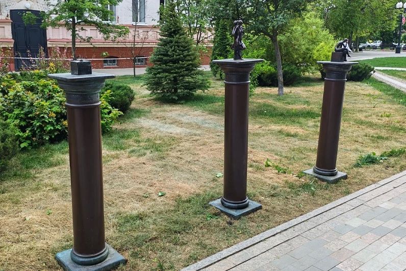 В сквере Державина в Тамбове повредили бронзовую скульптуру