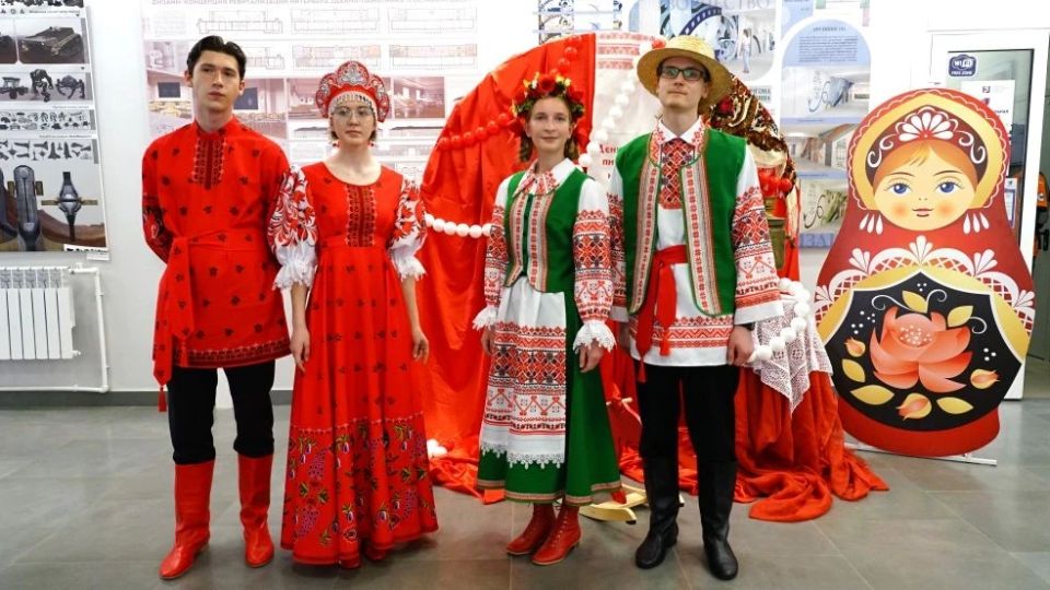 Державинский университет презентовал международный клуб русского языка «В сердце России» (16+) Державинский университет презентовал международный клуб русского языка «В сердце России» (16+)