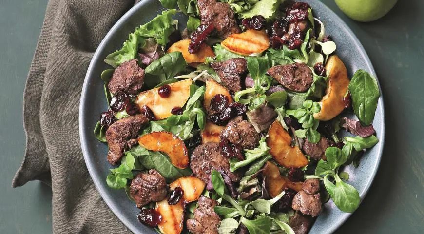 Тёплый салат с куриной печенью и яблоком: простая гармония вкуса и пользы