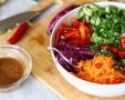Яркий овощной салат с кунжутом: взрыв вкуса на вашем столе