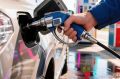 На сетевых автозаправочных станциях, которые обеспечивают основной объем розничной продажи топлива населению, реализация бензина и дизельного топлива осуществляется без ограничений по объему (количеству литров на автомобиль)
