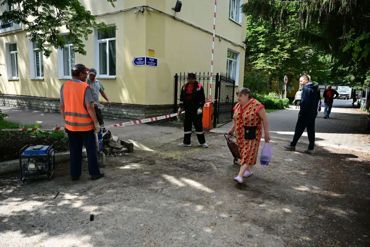 Сегодня сотрудники Дирекции городских дорог проводили работы по занижению бордюра и организации плавного сопряжения по адресу: улица Советская, 194