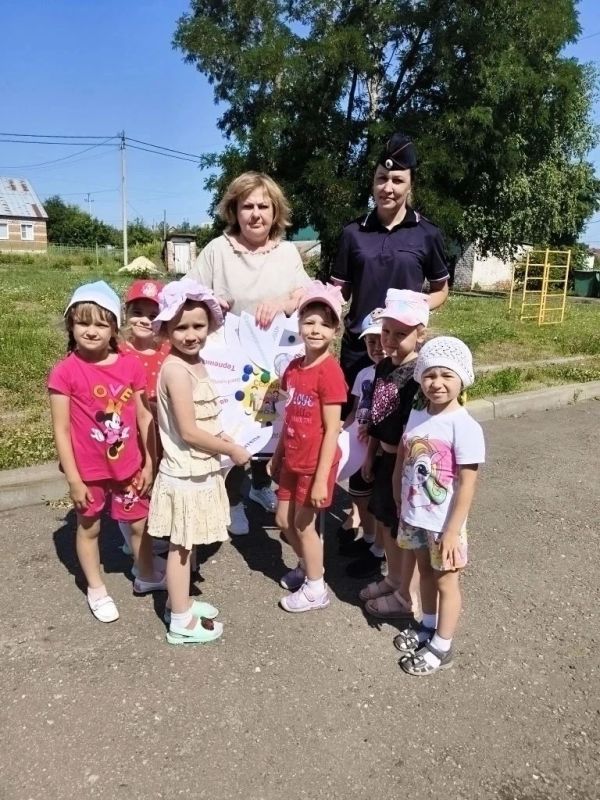 В рамках Всероссийской недели правовой помощи по вопросам защиты интересов семьи сотрудники МОМВД России «Знаменский» посетили детский сад «Звездочка»