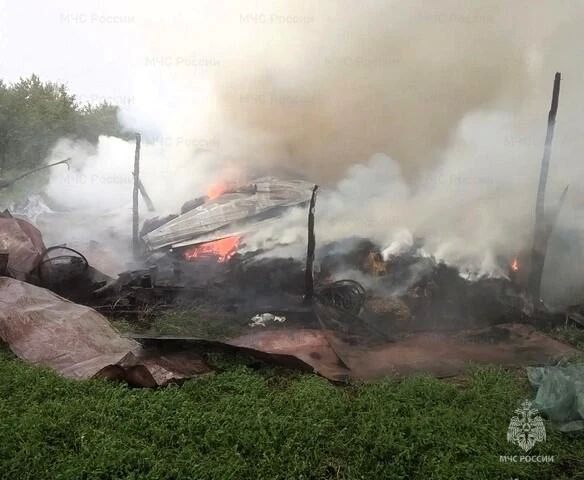 Тамбовские добровольные пожарные не допустили распространение огня на соседние строения Тамбовские добровольные пожарные не допустили распространение огня на соседние строения