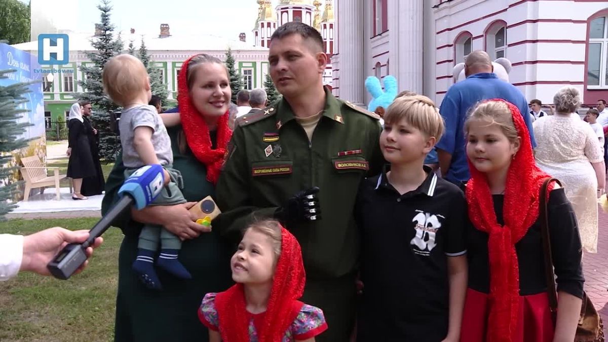 Евгений Первышов вручил семьям Тамбовской области медали «За любовь и верность»