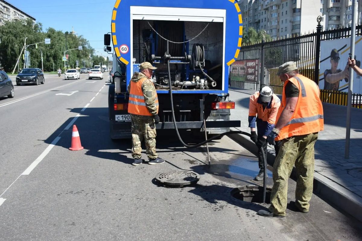 В Тамбове системно чистят дождеприёмные колодцы В Тамбове системно чистят дождеприёмные колодцы