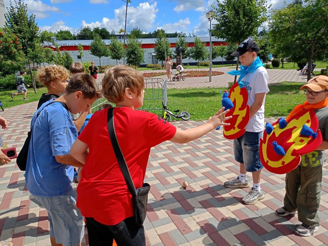 Спортивно-развлекательная площадка «Лето во дворе» прошла в сквере имени Сенько Спортивно-развлекательная площадка «Лето во дворе» прошла в сквере имени Сенько