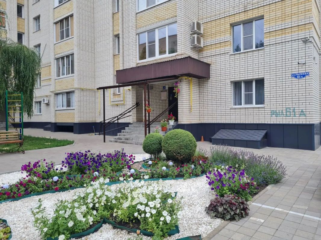 Выездная комиссия городского смотра-конкурса «Тамбов в цвету» оценивает участников Выездная комиссия городского смотра-конкурса «Тамбов в цвету» оценивает участников