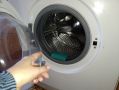 Необычный лайфхак: как губка для мытья посуды поможет в стирке