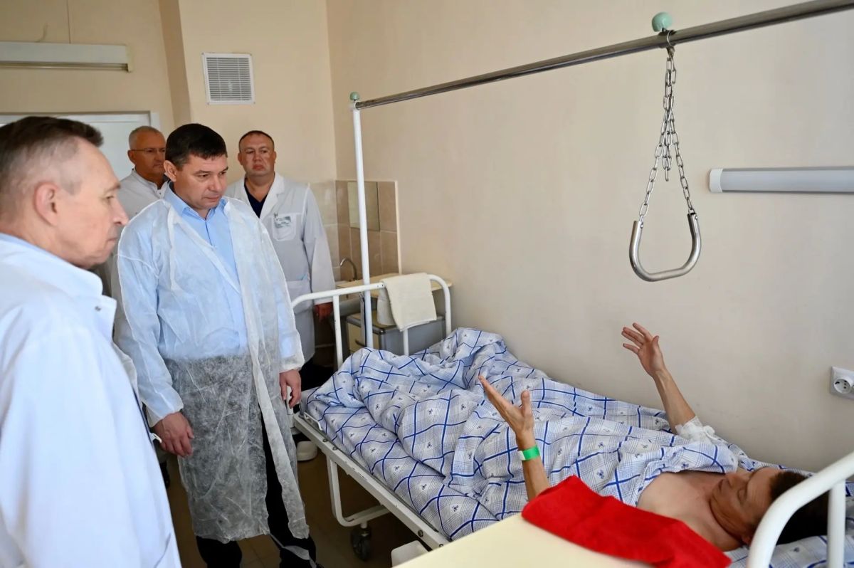 18 июля глава региона Евгений Первышов посетил пострадавших при атаке беспилотников на Котовск, которые размещены в Тамбовской областной клинической больнице имени В.Д. Бабенко 18 июля глава региона Евгений Первышов посетил пострадавших при атаке беспилотников на Котовск, которые размещены в Тамбовской областной клинической больнице имени В.Д. Бабенко