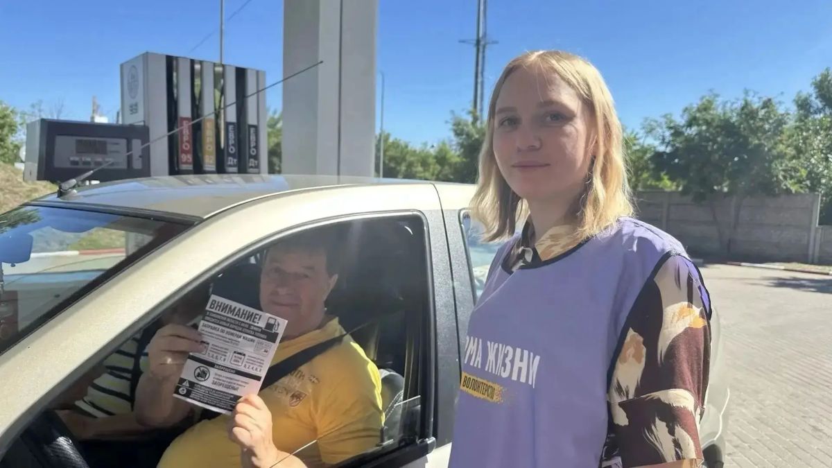 Сегодня, 20 июля, на всех работающих автозаправочных станциях Тамбовской области, где формируются очереди, начали дежурить волонтёры Сегодня, 20 июля, на всех работающих автозаправочных станциях Тамбовской области, где формируются очереди, начали дежурить волонтёры