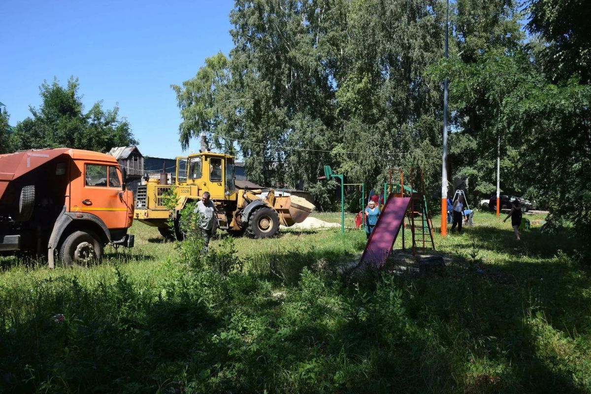 Плановое благоустройство детских площадок продолжается Плановое благоустройство детских площадок продолжается