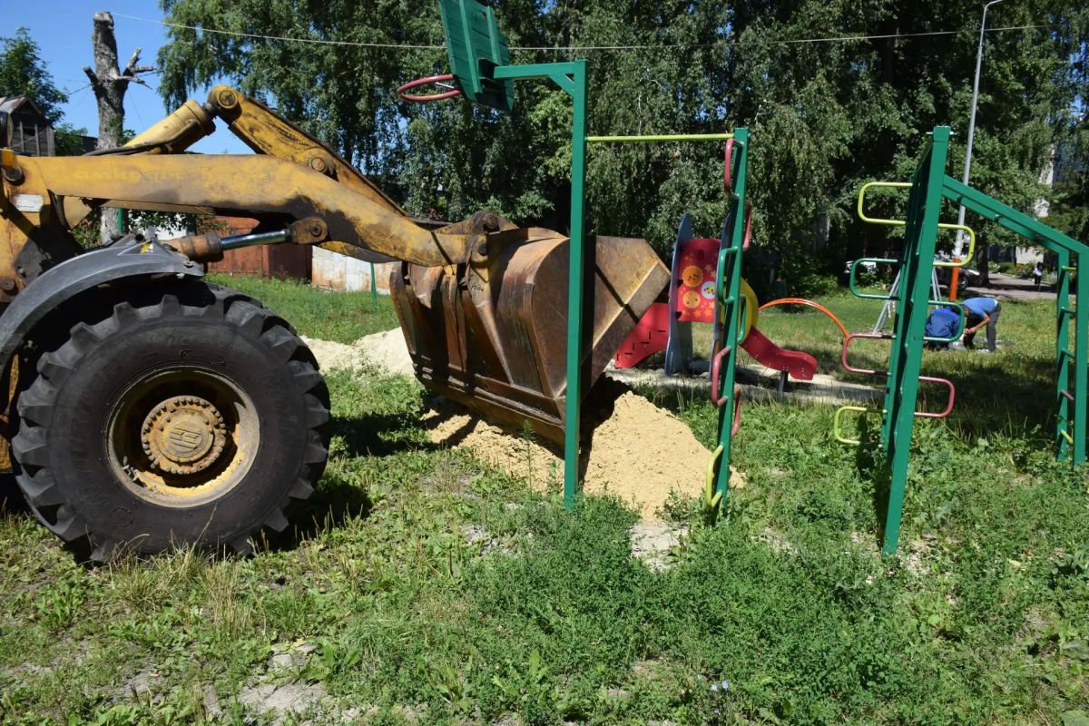 Плановое благоустройство детских площадок продолжается Плановое благоустройство детских площадок продолжается