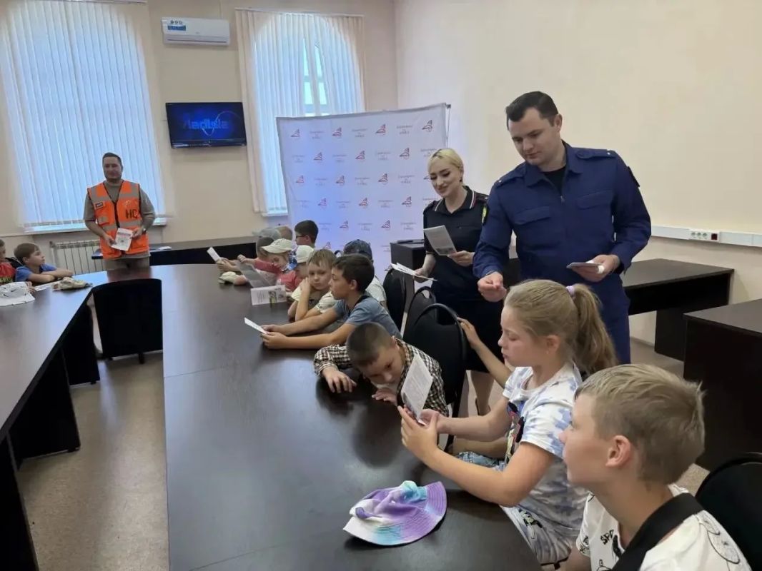 В рамках акции «Каникулы с общественным советом» на вокзале Мичуринск-Уральский, сотрудники линейного отдела МВД России на станции Мичуринск совместно с представителем общественного совета при линейном отделе – начальником... В рамках акции «Каникулы с общественным советом» на вокзале Мичуринск-Уральский, сотрудники линейного отдела МВД России на станции Мичуринск совместно с представителем общественного совета при линейном отделе – начальником...