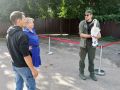 На фото запечатлён момент передачи пострадавшего аиста сотрудникам Центра охраны хищных птиц