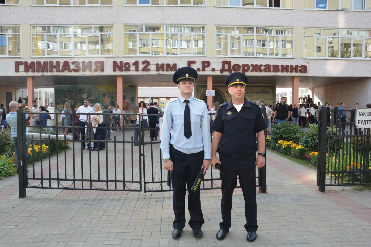 Сотрудники тамбовской полиции обеспечили охрану общественного порядка в День знаний Сотрудники тамбовской полиции обеспечили охрану общественного порядка в День знаний