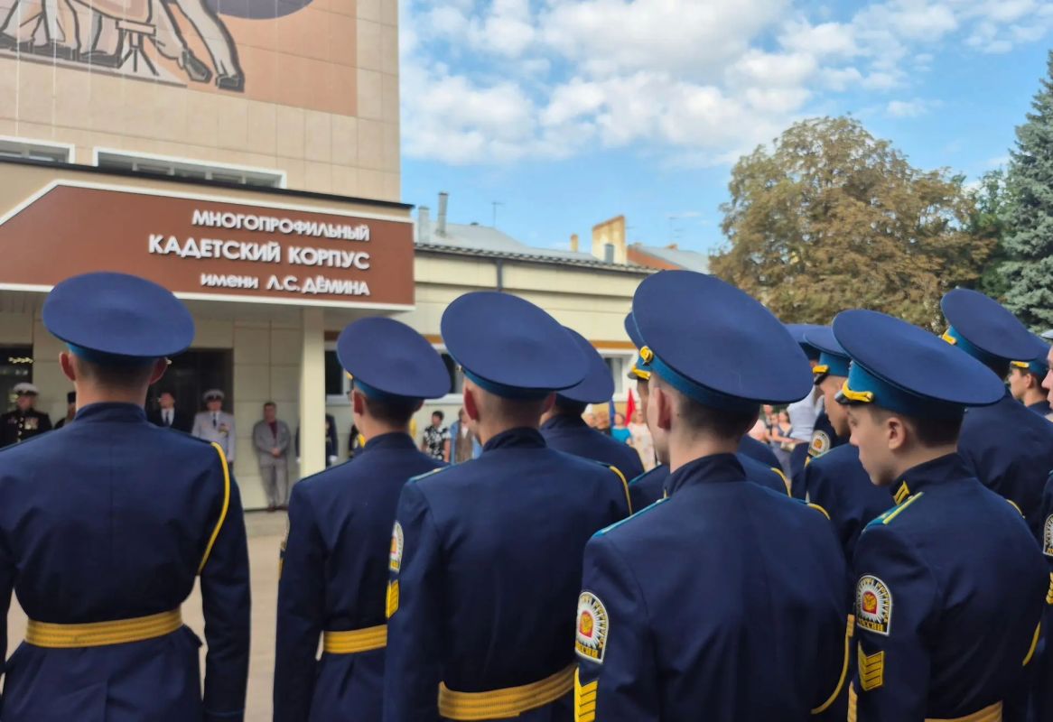 В Тамбовской области офицеры регионального следственного управления приняли участие в торжественных мероприятиях, посвященных Дню знаний В Тамбовской области офицеры регионального следственного управления приняли участие в торжественных мероприятиях, посвященных Дню знаний