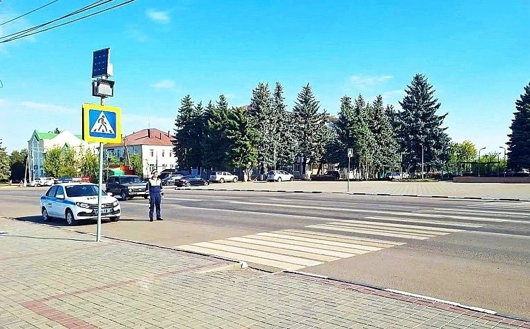 Сотрудники Госавтоинспекции традиционно поздравляют школьников и их родителей с началом учебного года Сотрудники Госавтоинспекции традиционно поздравляют школьников и их родителей с началом учебного года