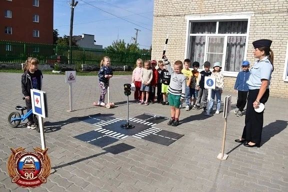 Безопасность с детства: инспектор в гостях у самых маленьких на учебном перекрёстке Безопасность с детства: инспектор в гостях у самых маленьких на учебном перекрёстке