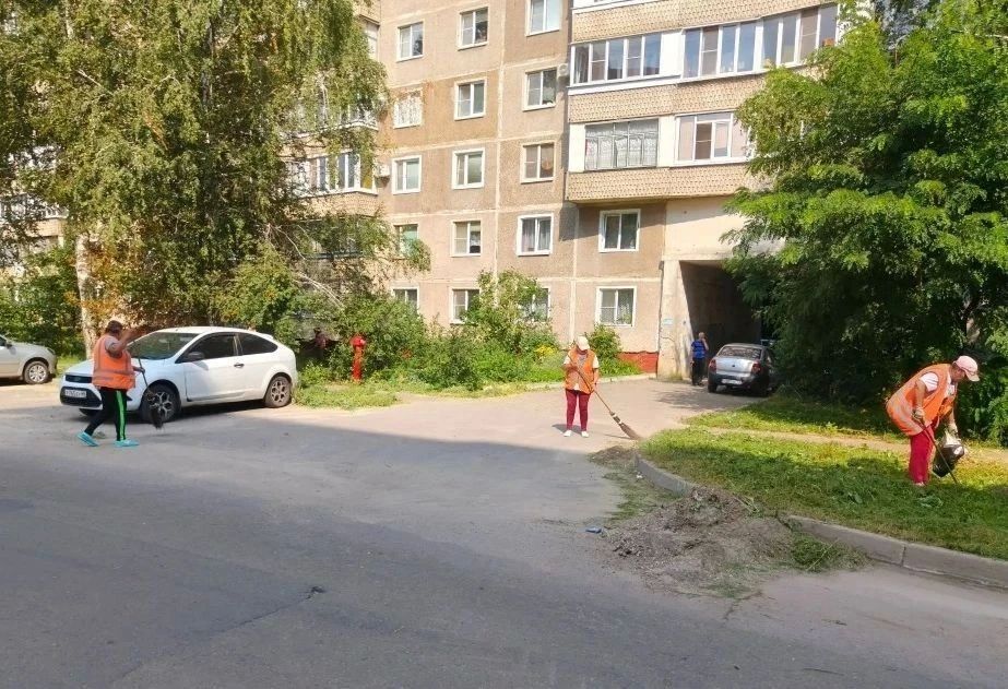 Сотрудники коммунальных служб ежедневно выходят на улицы Тамбова, чтобы делать город чище и уютнее Сотрудники коммунальных служб ежедневно выходят на улицы Тамбова, чтобы делать город чище и уютнее