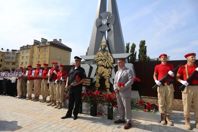 В Кирсанове торжественно открыли памятник землякам, погибшим при исполнении воинского долга в ходе проведения специальной военной операции В Кирсанове торжественно открыли памятник землякам, погибшим при исполнении воинского долга в ходе проведения специальной военной операции