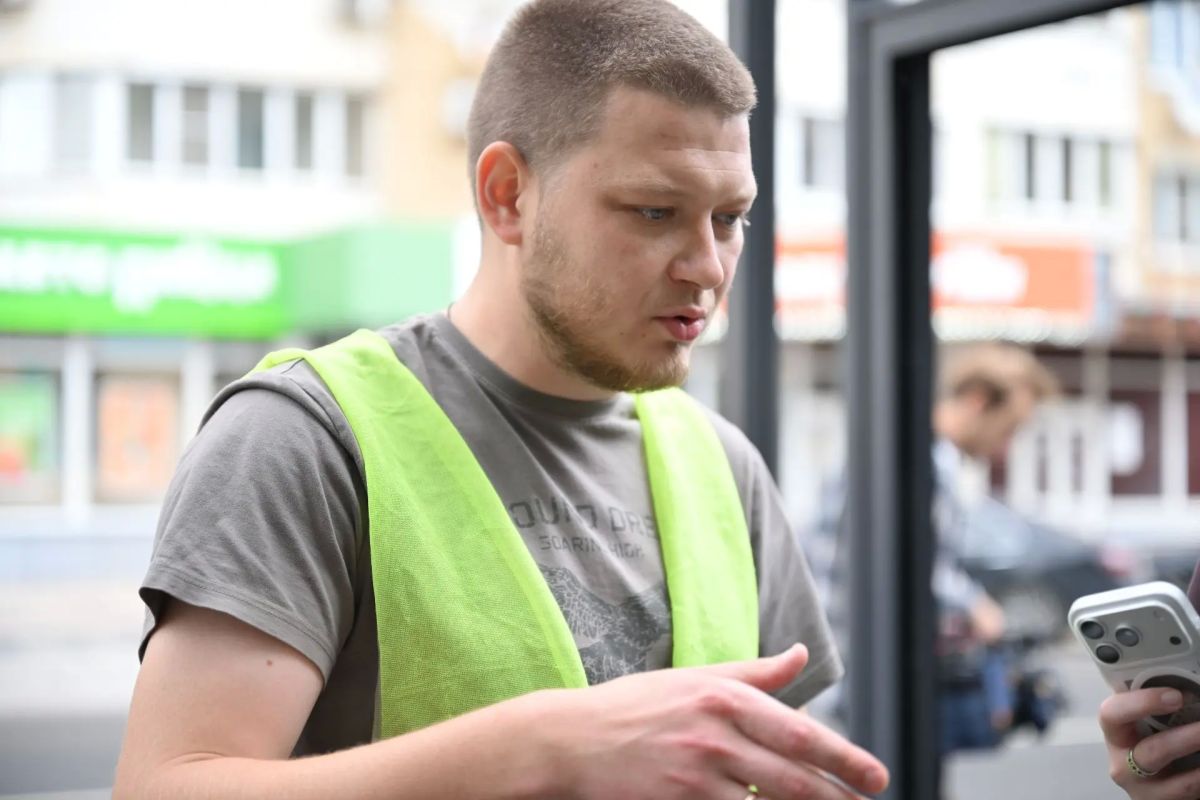 На Чичканова устанавливают новые остановочные павильоны На Чичканова устанавливают новые остановочные павильоны