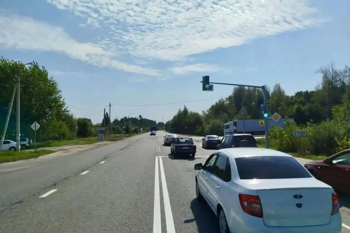 На въезде в деревню Лужки установили новый светофор На въезде в деревню Лужки установили новый светофор