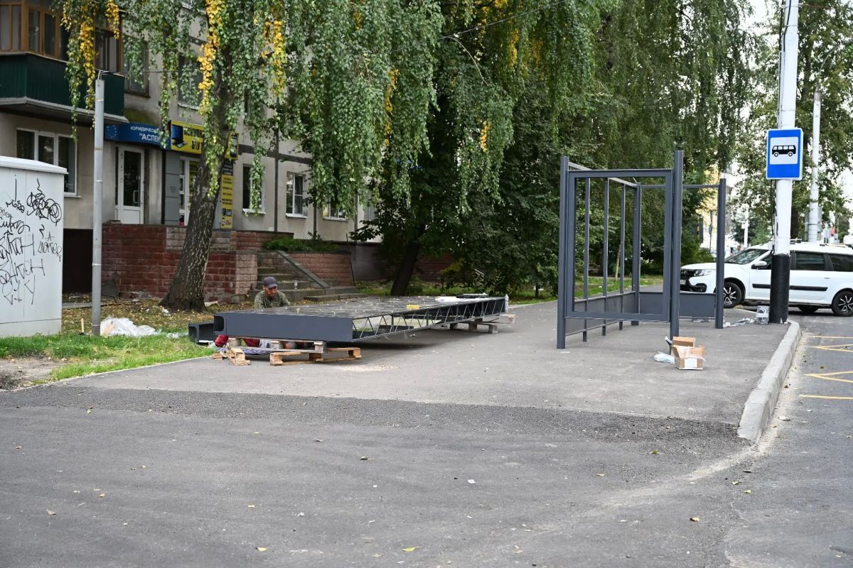 На Чичканова устанавливают новые остановочные павильоны На Чичканова устанавливают новые остановочные павильоны