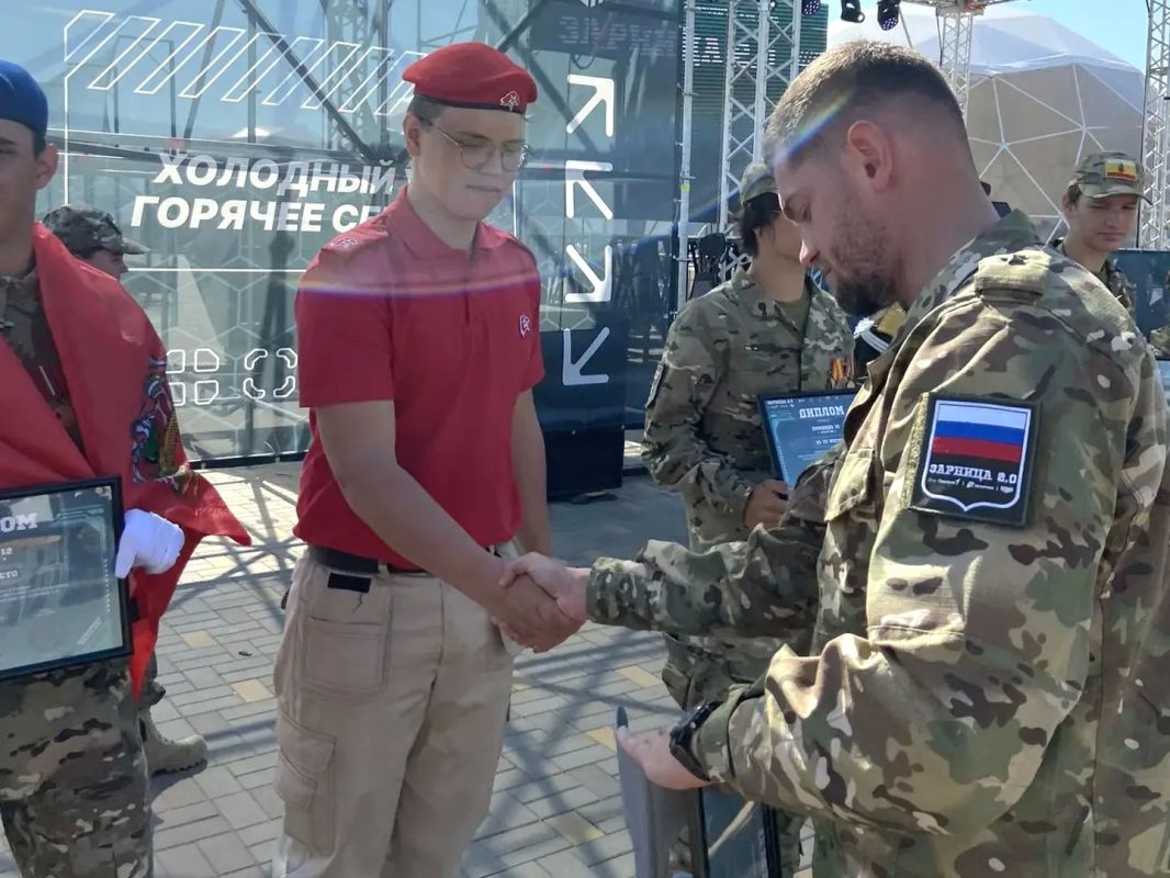 В Волгограде наградили победителей третьего сезона Всероссийской военно-патриотической игры «Зарница 2.0» В Волгограде наградили победителей третьего сезона Всероссийской военно-патриотической игры «Зарница 2.0»