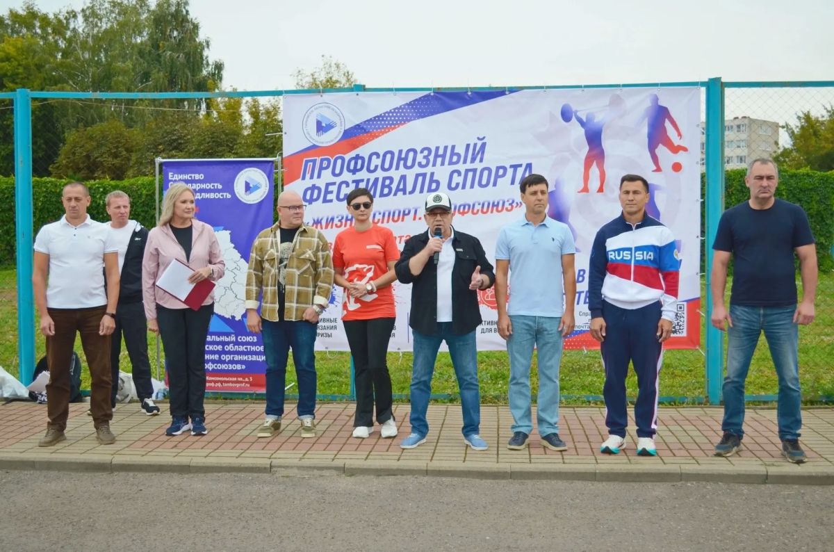 Участников муниципального «Марафона дружбы», посвященного Году единства народов России, поприветствовал первый заместитель председателя Тамбовской областной Думы Юрий Плужников Участников муниципального «Марафона дружбы», посвященного Году единства народов России, поприветствовал первый заместитель председателя Тамбовской областной Думы Юрий Плужников