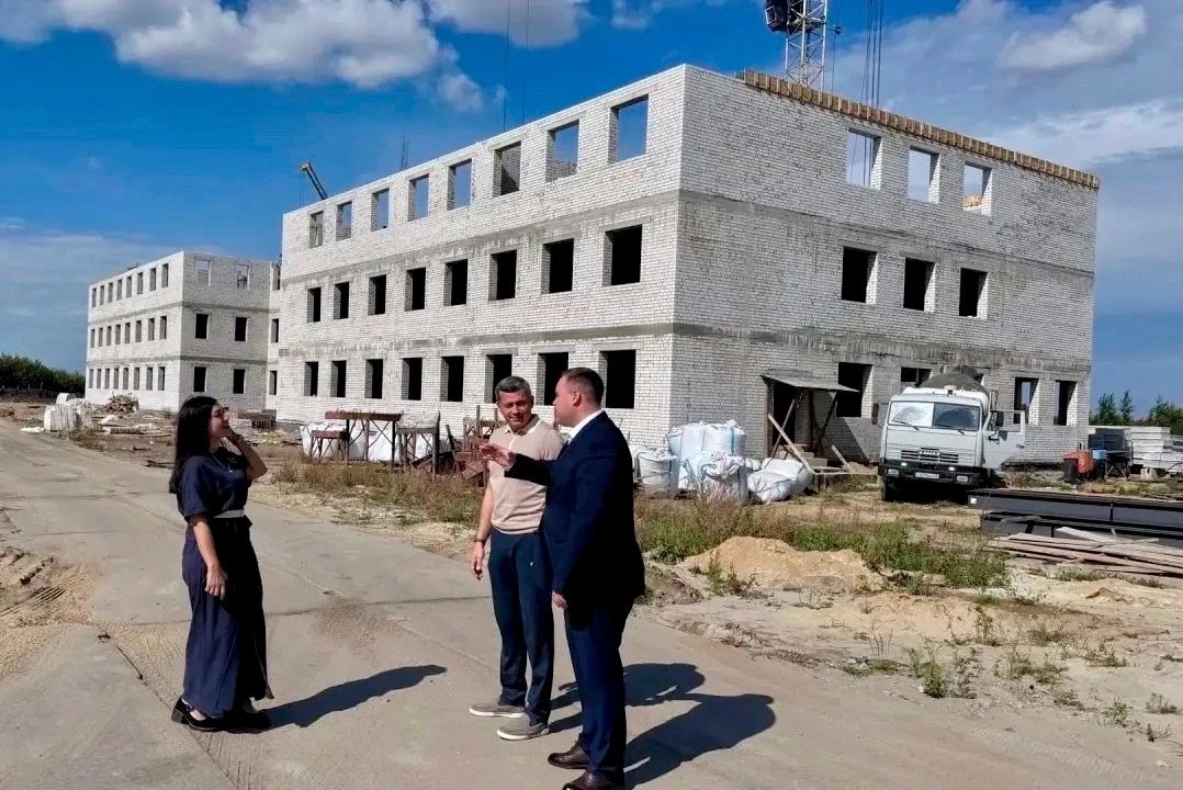 Депутат Тамбовской областной Думы Дмитрий Пузанов совместно с председателем Совета депутатов Рассказовского муниципального округа Дмитрием Зозуленко посетили строительную площадку новой школы