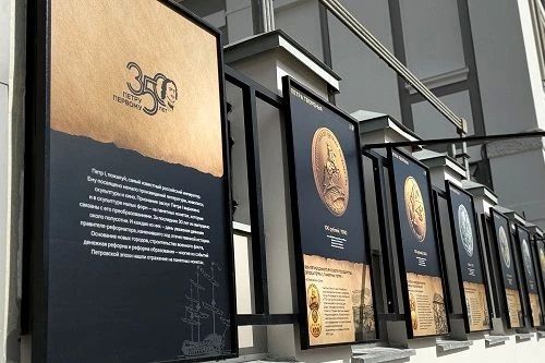 В Тамбове открылась фотовыставка монет петровской эпохи
