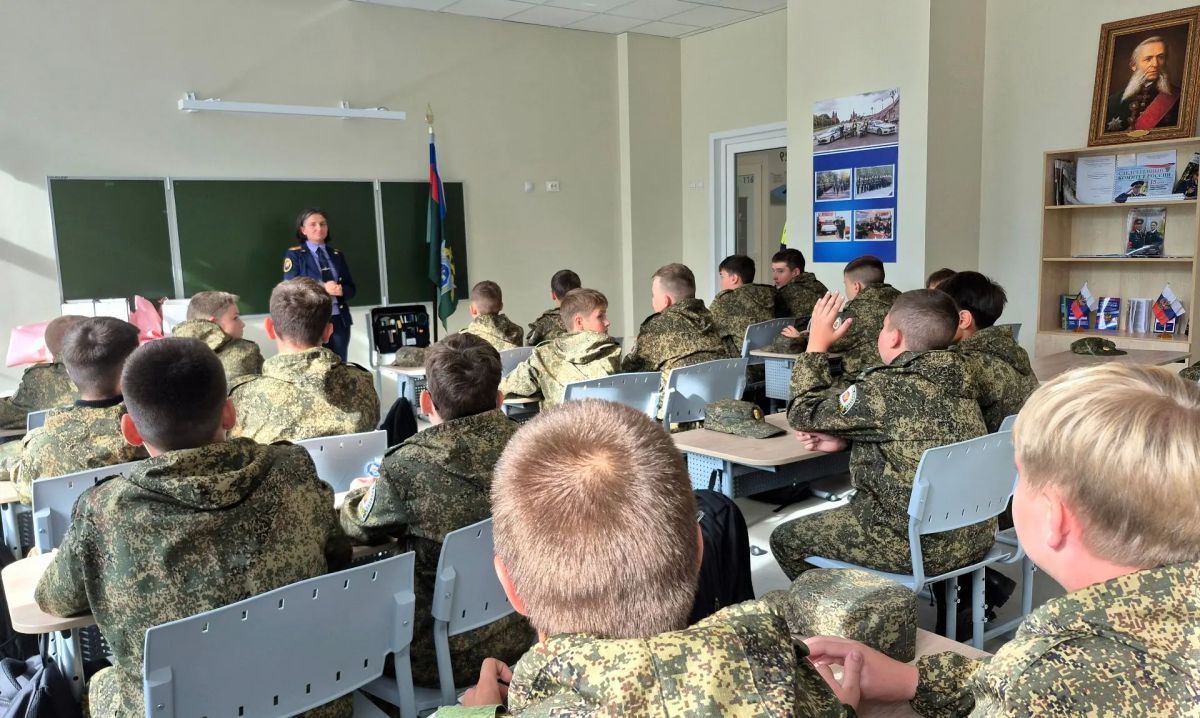 Сотрудники следственного управления по Тамбовской области проводят встречи с учащимися открывшихся профильных кадетских классов СК России Сотрудники следственного управления по Тамбовской области проводят встречи с учащимися открывшихся профильных кадетских классов СК России
