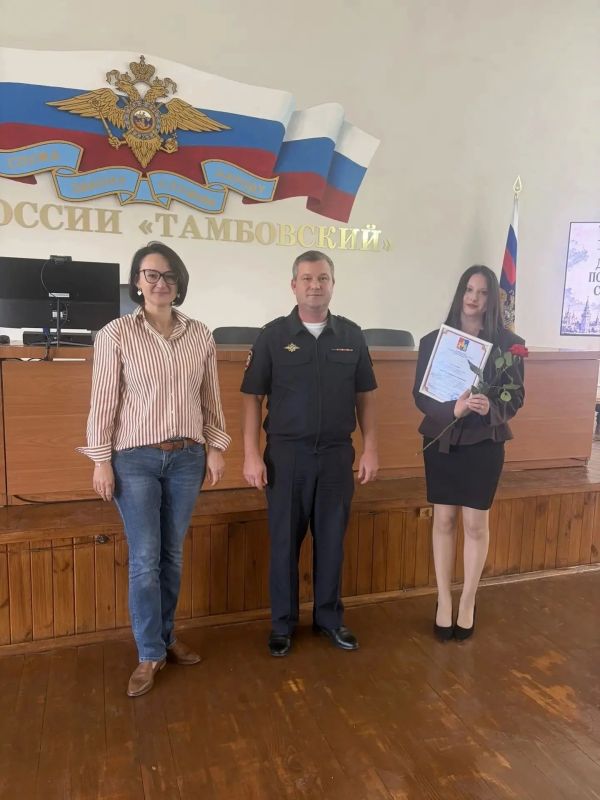 Руководство ОМВД России «Тамбовский» совместно с представителями администрации Тамбовского муниципального округа поздравили с профессиональным праздником сотрудников миграционной службы Руководство ОМВД России «Тамбовский» совместно с представителями администрации Тамбовского муниципального округа поздравили с профессиональным праздником сотрудников миграционной службы