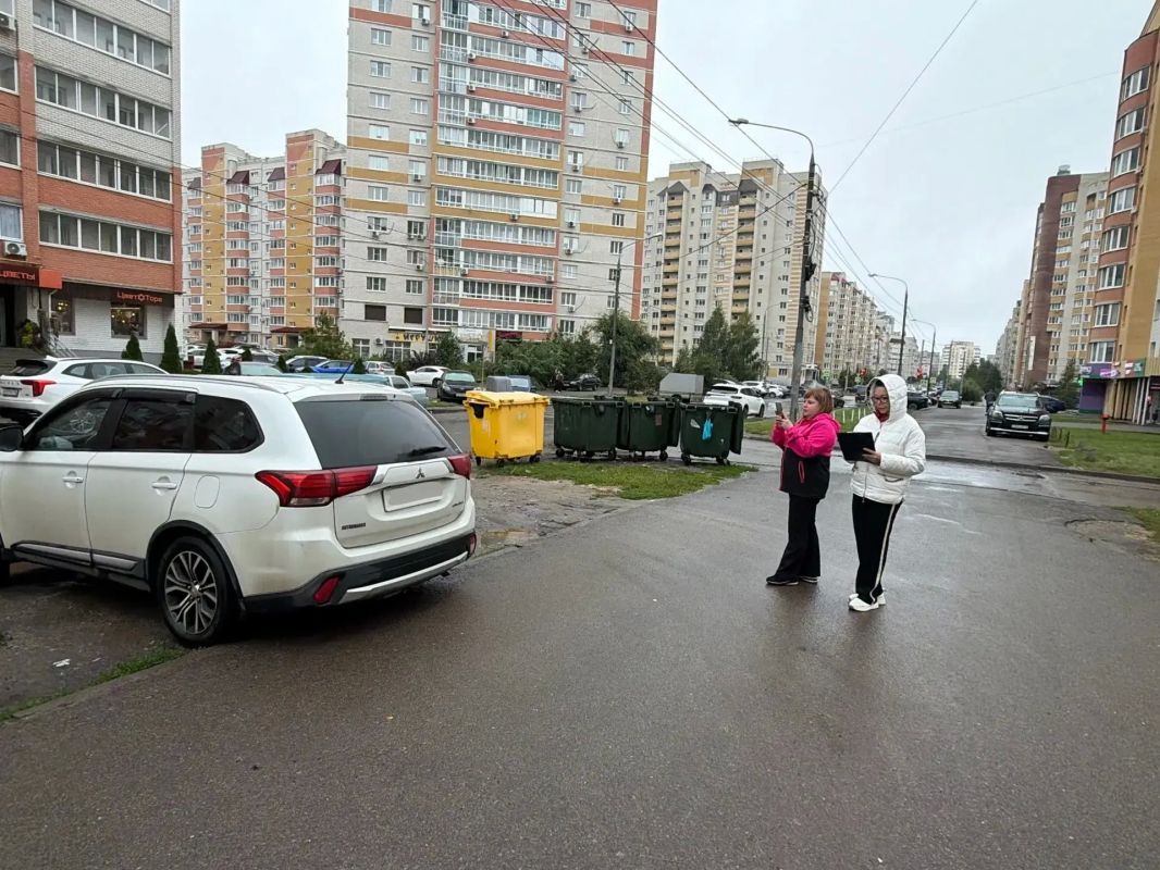 Парковка на зелёной зоне портит благоустройство и облик города Парковка на зелёной зоне портит благоустройство и облик города
