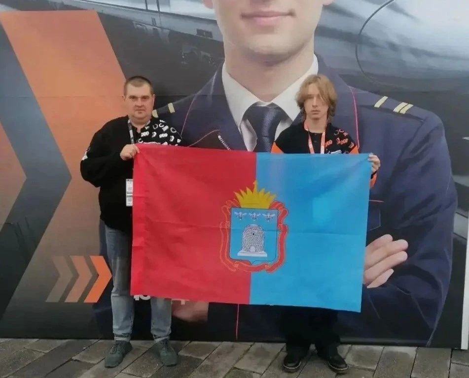 Студент Железнодорожного колледжа имени В.М. Баранова Иван Зиков под руководством эксперта-наставника Сергея Лаврова представляет Тамбовскую область в финале Чемпионата высоких технологий, который проходит в Нижнем Новгороде Студент Железнодорожного колледжа имени В.М. Баранова Иван Зиков под руководством эксперта-наставника Сергея Лаврова представляет Тамбовскую область в финале Чемпионата высоких технологий, который проходит в Нижнем Новгороде