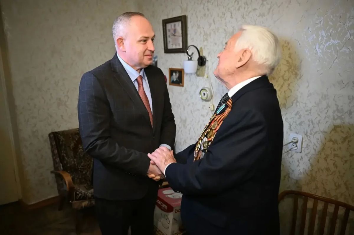 Максим Косенков: Сегодня мне особенно приятно было лично поздравить с 99-летием участника Великой Отечественной войны, Почётного гражданина города Тамбова Александра Тимофеевича Храмцова Максим Косенков: Сегодня мне особенно приятно было лично поздравить с 99-летием участника Великой Отечественной войны, Почётного гражданина города Тамбова Александра Тимофеевича Храмцова