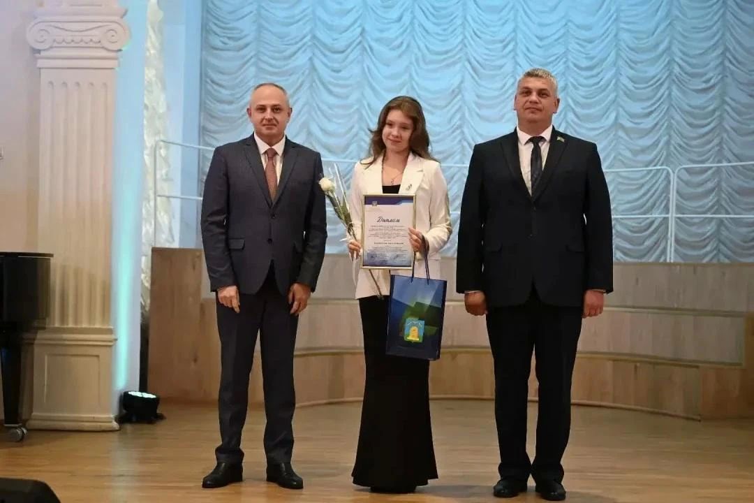В Тамбове именными стипендиями и премиями наградили более 40 подростков В Тамбове именными стипендиями и премиями наградили более 40 подростков
