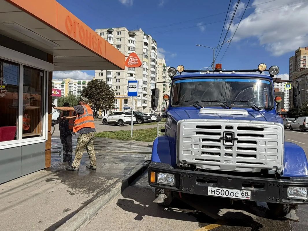 В ежедневном режиме в Тамбове проводят мойку остановочных павильонов В ежедневном режиме в Тамбове проводят мойку остановочных павильонов