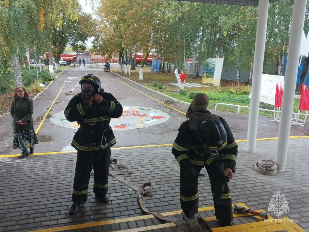 Огнеборцы не допустили распространение условного пожара Огнеборцы не допустили распространение условного пожара