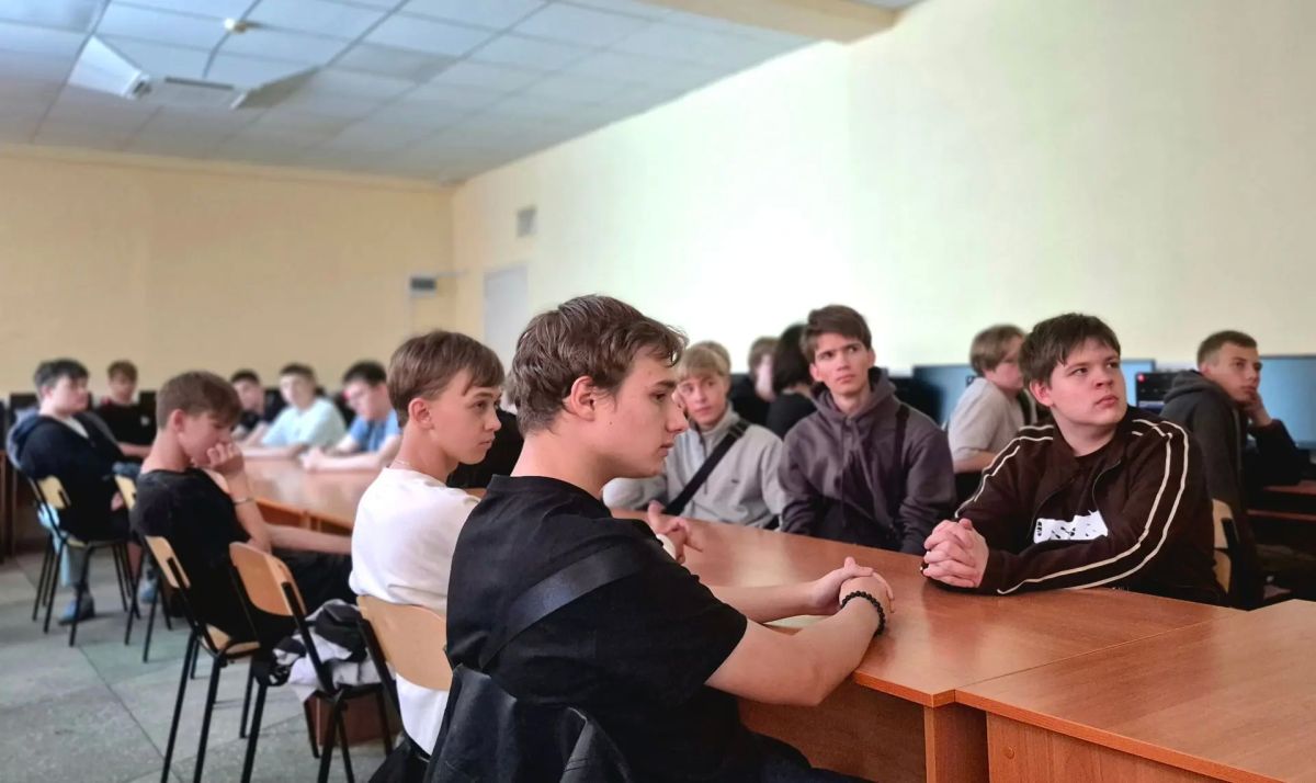 Сотрудники следственного управления СК России по Тамбовской области продолжают проведение занятий по профилактике терроризма в молодежной среде Сотрудники следственного управления СК России по Тамбовской области продолжают проведение занятий по профилактике терроризма в молодежной среде