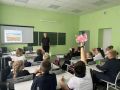 Сотрудники мичуринской транспортной полиции повторили правила безопасности с ученикам Первомайской средней школы