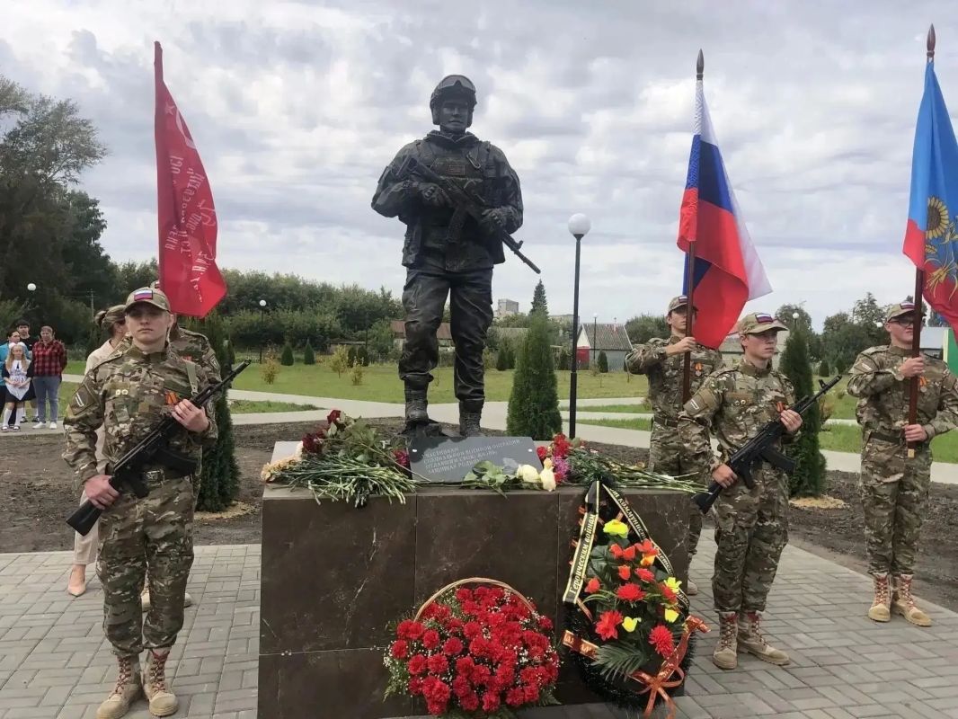 В поселке Умет открыли Аллею Памяти жителей округа, погибших в ходе специальной военной операции