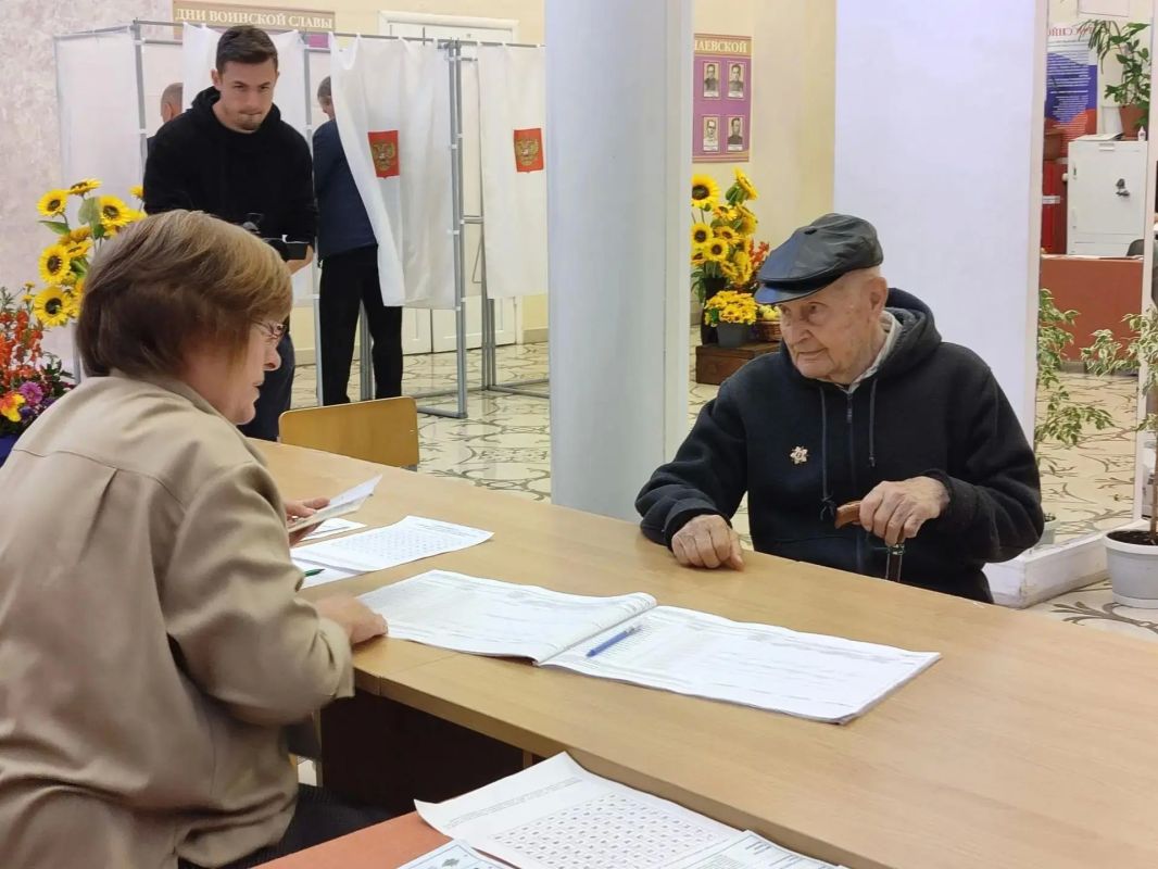 Ветеран Великой Отечественной войны Анатолий Павлович Патрин из Пичаевского округа лично пришёл на избирательный участок и проголосовал Ветеран Великой Отечественной войны Анатолий Павлович Патрин из Пичаевского округа лично пришёл на избирательный участок и проголосовал