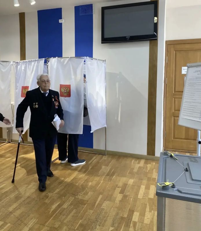 99-летний ветеран Великой Отечественной войны Александр Тимофеевич Храмцов принял участие в выборах 99-летний ветеран Великой Отечественной войны Александр Тимофеевич Храмцов принял участие в выборах