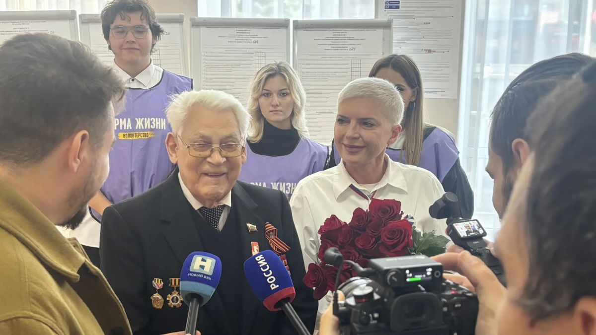 99-летний ветеран Великой Отечественной войны Александр Тимофеевич Храмцов принял участие в выборах 99-летний ветеран Великой Отечественной войны Александр Тимофеевич Храмцов принял участие в выборах