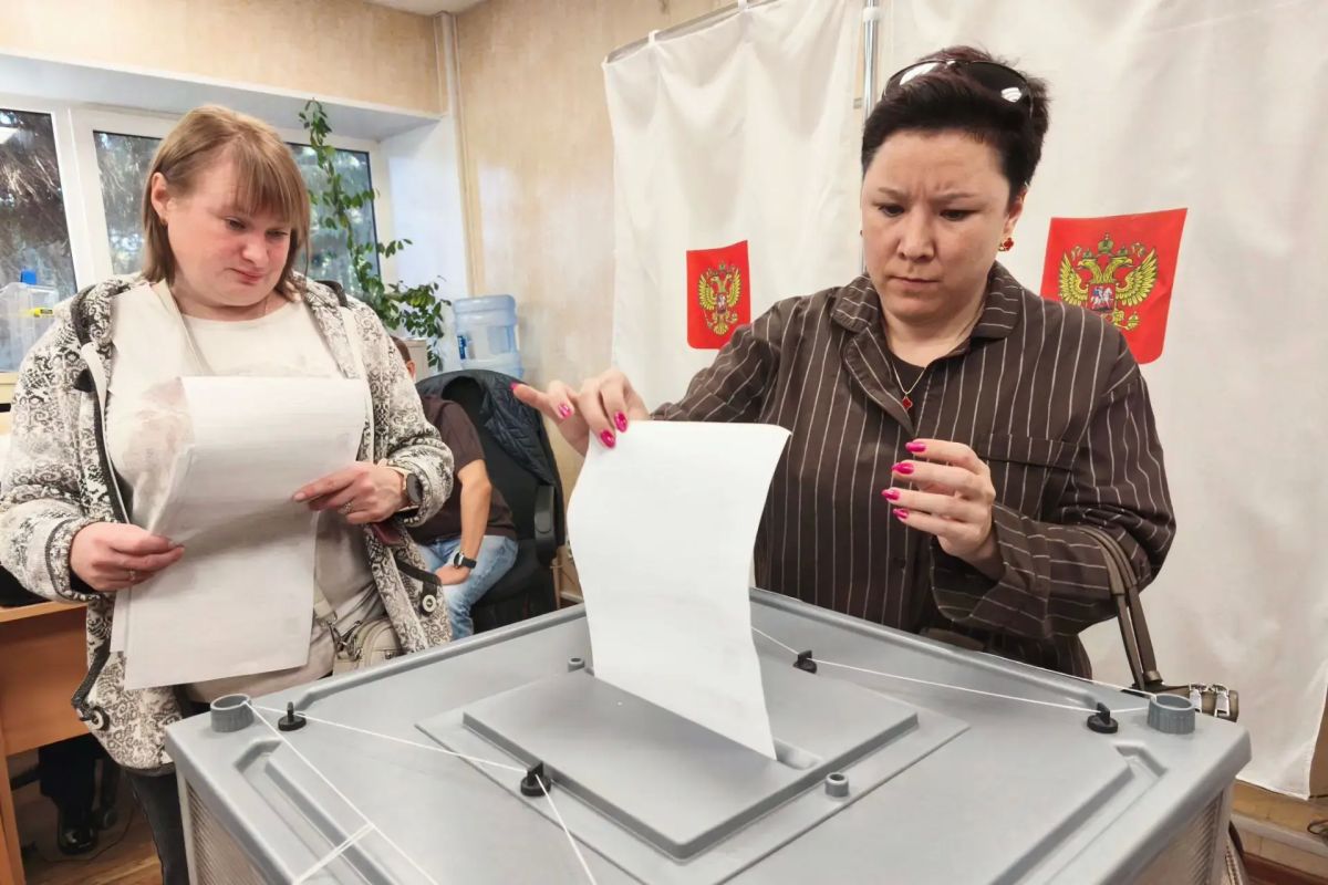 С самого утра на избирательных участках уже появляются первые голосующие С самого утра на избирательных участках уже появляются первые голосующие